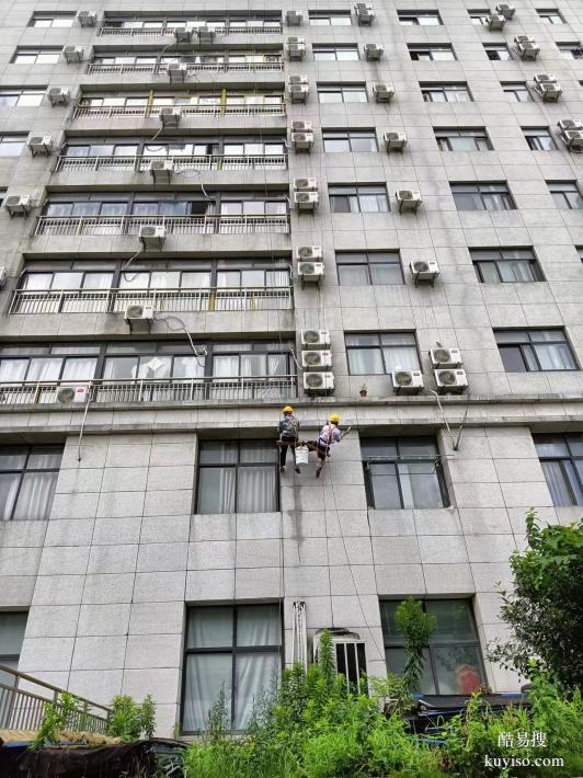 上海雨季窗户渗水维修外墙蜘蛛人吊绳作业