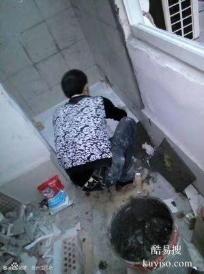 松江區(qū)新松江路附近維修衛(wèi)生間滲漏水 敲浴缸改淋浴做防水貼瓷磚