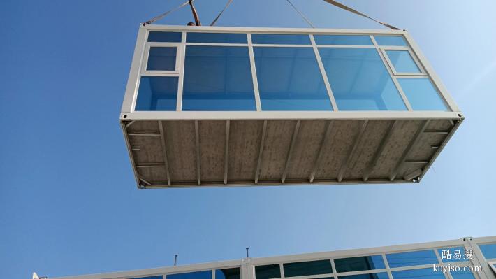 项目部临建驻地安装玻璃幕墙打包箱房